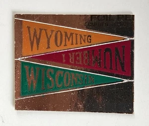 1984 Premium Cracker Jack Prize Wyoming Nummer 1 Wisconsin Wimpel Aufkleber Spielzeug - Bild 1 von 2