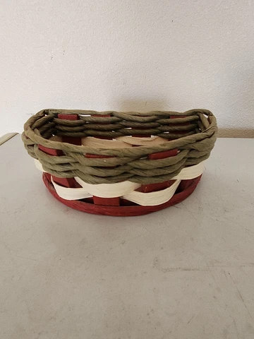 Vtg Basket Wicker 4" X7" X 2 1/2 Tall small Basket for trinkets Cover