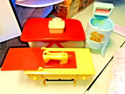 1950-е ИДЕАЛЬНЫЙ/RENWAL стиральная и швейная машина, масштаб, стол Baby кукла мебель лот - Изображение 1 из 4