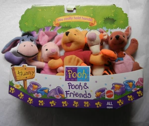 1997 Raro Mattel Pooh & Friends conjunto de 5 personajes de peluche que se toman de la mano NUEVO - Imagen 1 de 5