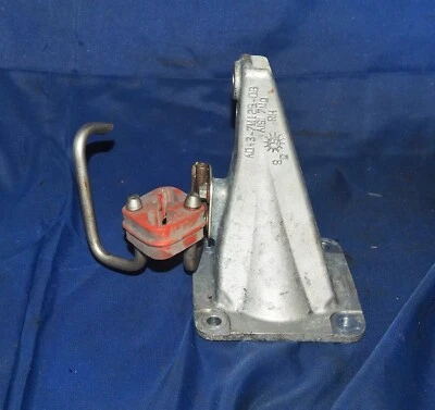 Suporte de montagem de transmissão lateral direita 2010-2020 Aston Martin Rapide fabricante de equipamento original - Imagem 1 de 4