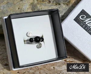 Anillo de alambre ajustable de plata esterlina hecho a mano con ónix negro. - Imagen 1 de 8