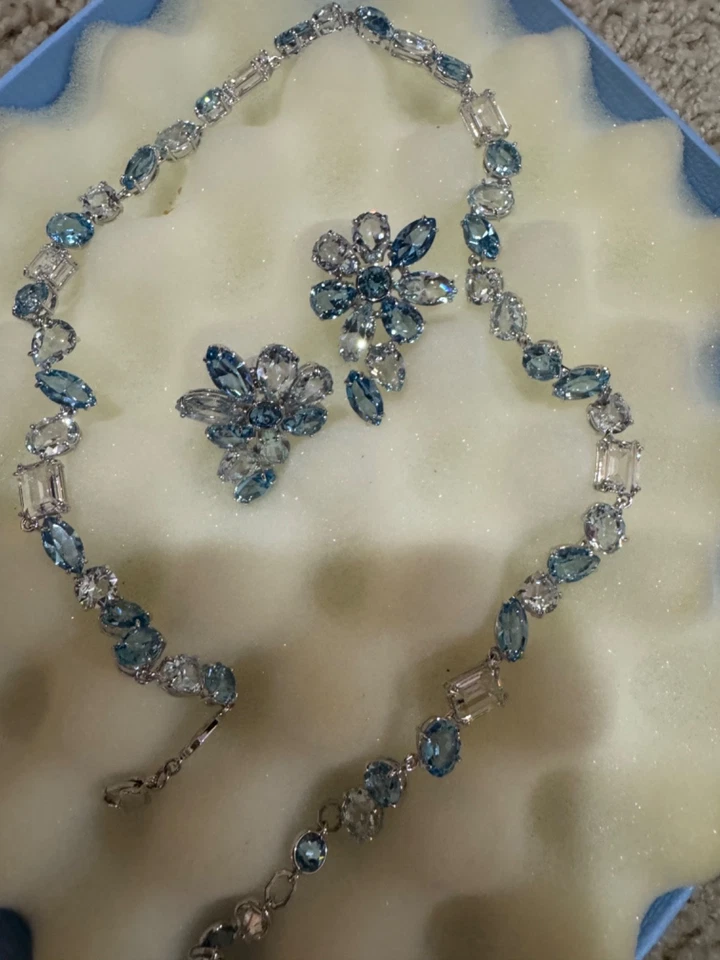 Nuevo Collar, Brazalete y Pendientes Perforados Swarvoski Colección Gema Azul Foto 1 de 4