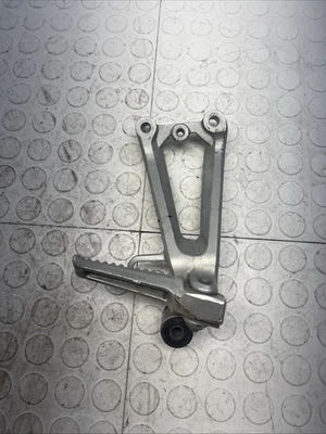 Honda CBR600 1999 F4 CBR 600 F4 reposapiés de pasajero trasero izquierdo OEM Foto 1 de 4