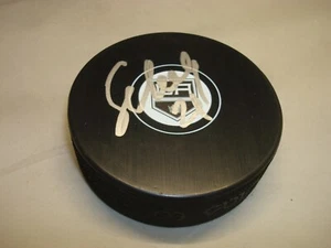 Disco de hockey Nikita Scherbak firmado por Los Angeles Kings autografiado 1A - Imagen 1 de 2