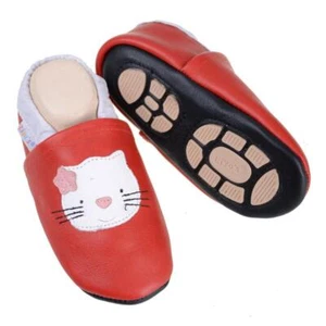 Liya's Lederpuschen Hausschuhe mit Teilgummisohle - #635 Katze in rot - Bild 1 von 3