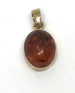 Small 9ct gold amber oval pendant, Birmingham hallmark, 10 x 8mm. Tiny defect. - Picture 1 of 12