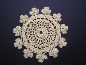 fein gehäkelte Tischdecke HANDARBEIT Durchmesser Weiß/Gold 15 cm - Bild 1 von 2