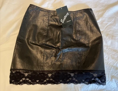 Minifalda XTC Éxtasis de cuero negra con dobladillo de encaje ligera talla pequeña ¡NUEVA! Foto 1 de 4