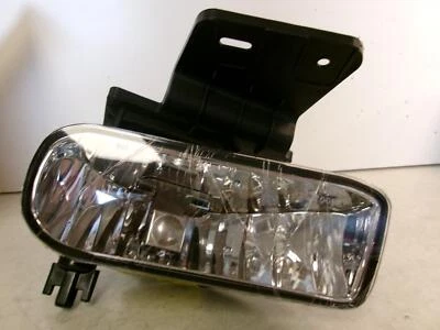 Fits 1999 - 2006 Chevrolet Silverado Suburban  Passenger Rh Halogen Fog Light - Image 1 of 4