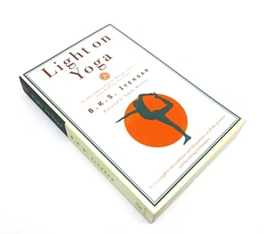 Light on Yoga: The Bible of Modern Yoga by B.K.S. Iyengar (Paperback, 1995) - Bild 1 von 5