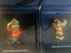 Swarovski Disney Cruise Line Maritim Minnie Mouse & Mickey Mouse Broschen Neu im Karton - Bild 1 von 15