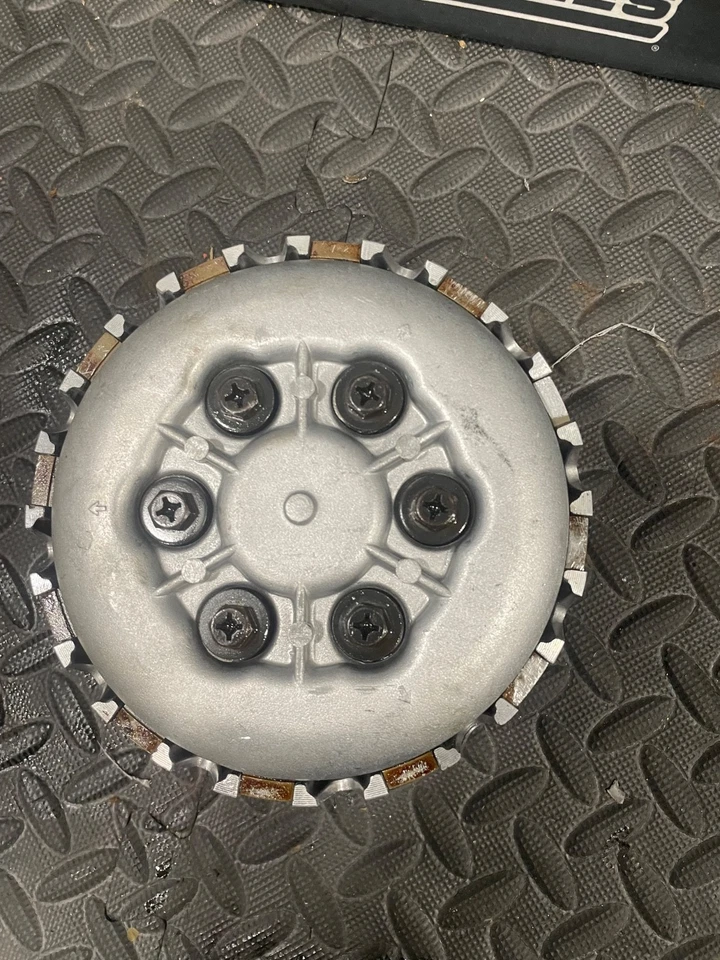 OEM 1980 YAMAHA TT500 CLUTCH BASKET INNER HUB BOSS PRESSURE PLATE DISCS KIT - Imagem 1 de 4