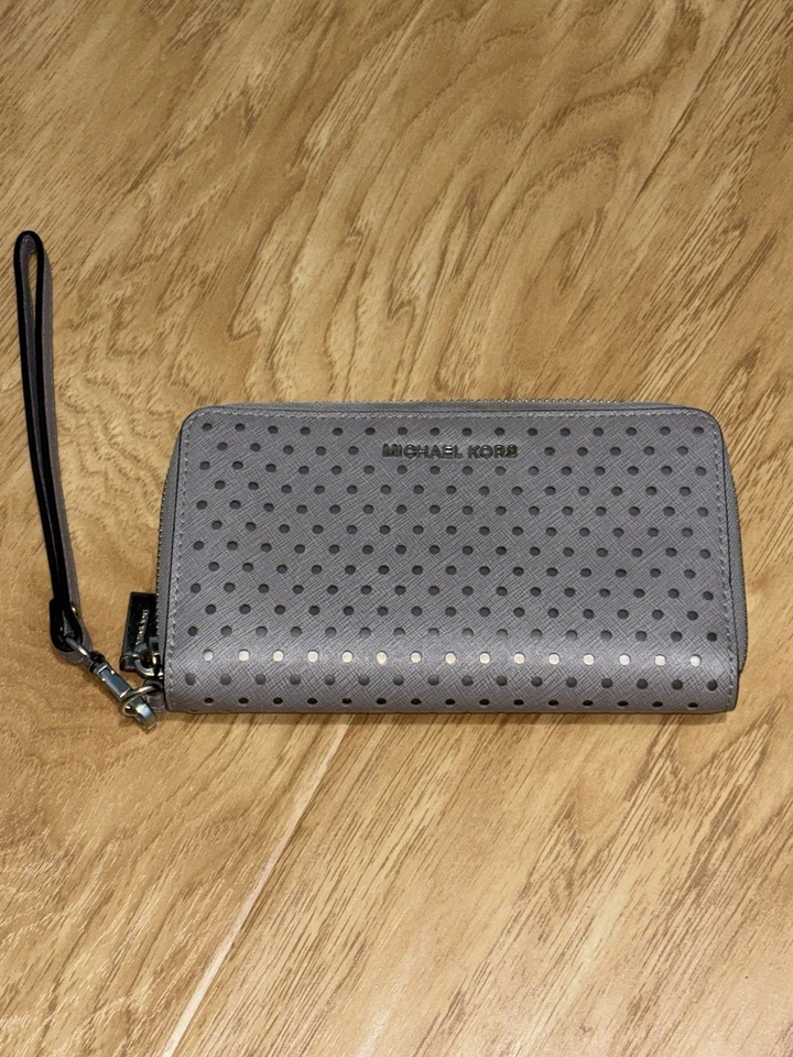 Cartera perforada continental de viaje Jet Set gris cuero saffiano Michael Kors Foto 1 de 4