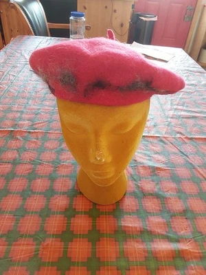 Boina de fieltro de lana para mujer hecha a mano Foto 1 de 4