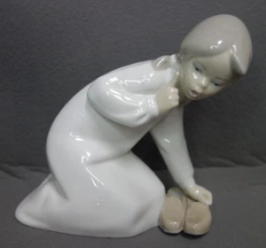 Lladro “Little Girl With Slippers” - Picture 1 of 6