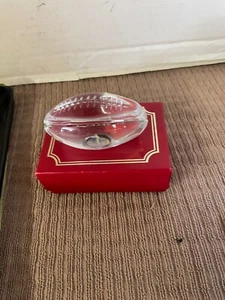 Estatuilla de cristal de un balón de fútbol Cartier sin usar, en caja - Imagen 1 de 1