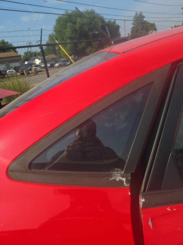 Used Right Quarter Glass fits: 2013 Ford Fiesta Sdn black belt moulding Right Gr Foto 1 de 4