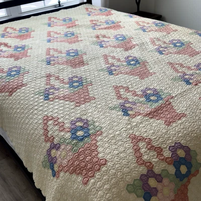 Cesta hexagonal de edredón de colección con flores hechas a mano 100 % algodón sello postal década de 1940 Foto 1 de 4