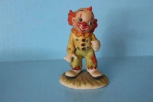 VINTAGE LEFTON FIGURINE CHINA HAND PAINTED PORCELAIN CLOWN 1881 YELLOW SHIRT - Picture 1 of 5