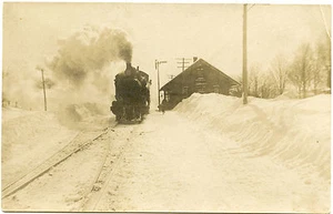 Depósito de estación de tren RPPC NY Lacona con tren en la nieve 1905? Condado de Oswego - Imagen 1 de 1