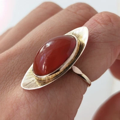 1960s Vintage Modernist Red Agate Cabochon 9ct Gold Oval Cocktail Ring L.5 / 6 - Image 1 of 4