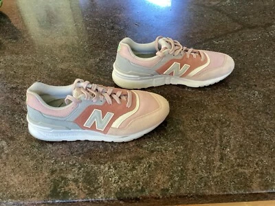 New Balance 997H Mujer’s Estilo de Vida Zapatos Talla 7 Tenis Rosa Gris CW997HVE Foto 1 de 4