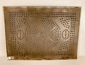 Antiguo panel de metal perforado vintage de mediados de 1800 de puerta segura para pastel b - Imagen 1 de 12