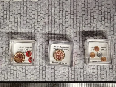 DESERT MINIS INC. SCALE 1/48 - PIZZA - THREE PIE COMBO - DIORAMA - Immagine 1 di 4