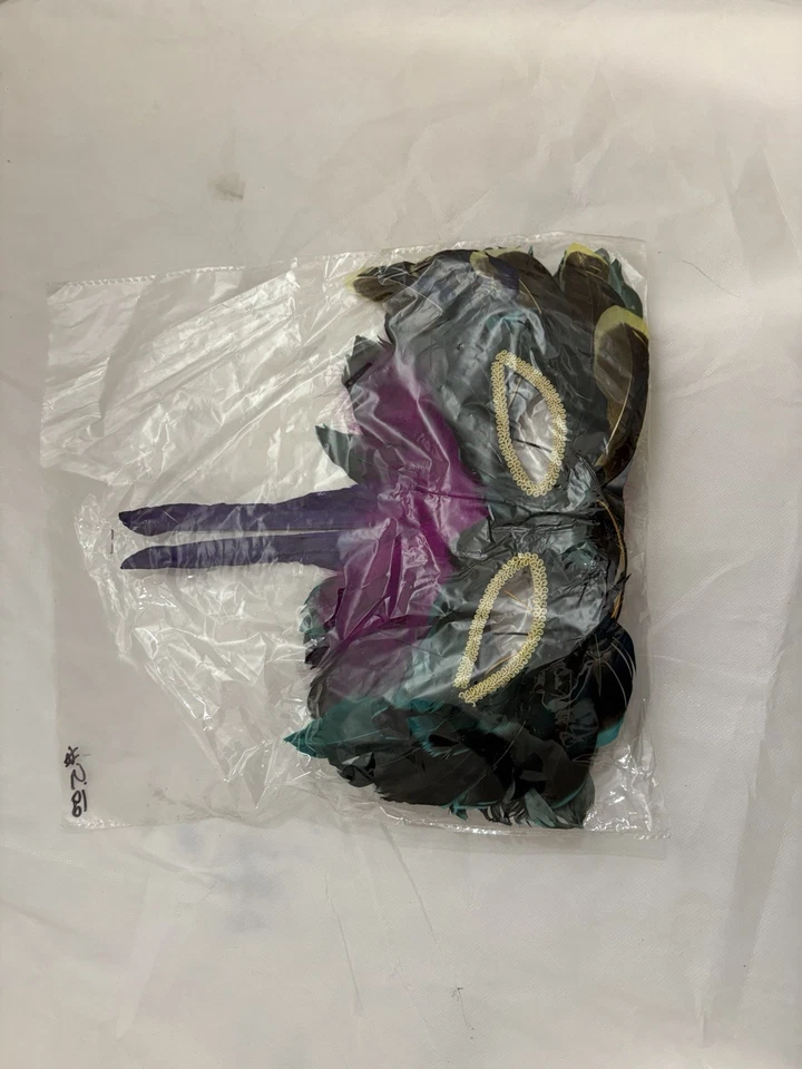 Máscara de mascarada con plumas púrpura/verde y negro Foto 1 de 1