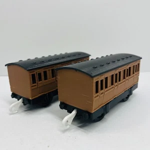 Tren de pasajeros Thomas & Friends Trackmaster marrón (dos) hecho a medida - Imagen 1 de 11