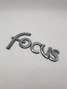 Emblema distintivo stivale portellone posteriore originale Ford Focus Mk1 par... - Foto 1 di 6