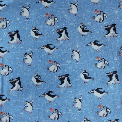 Tela de coser acolchada de algodón azul con pingüinos arrojados para patinaje Silly - por yarda Foto 1 de 3