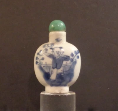 Antigua botella de tabaco china pequeña de porcelana azul y blanca con tapa y Dauber Foto 1 de 4