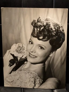 7 LARGER CLASSIC PHOTOS FROM THE 1940s - MAUREEN O'HARA, MONA MARIS ETC - Picture 1 of 16
