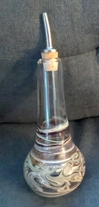 Mundgeblasene Glas Ölflasche Cruet mit Wirbeln & Stahlauslauf signiert - Bild 1 von 11