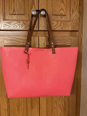 Bolso de Mano Fossil Rachel Cuero Coral Neón con Logo Colgante Llave Latón Foto 1 de 4