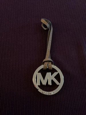 Bolso Michael Kors de latón y cuero marrón con encanto, usado Foto 1 de 4