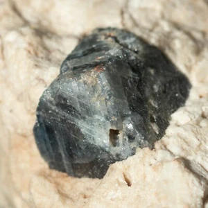 Blauer Saphir (Korund) Kristall auf Matrix 109g. Mineralprobe. Ural, Russland. - Bild 1 von 4