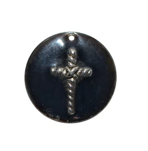 Colgante Cruz Negra Dije Esmalte Tono Plateado - Imagen 1 de 2