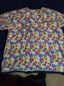 Natural Uniforms Scrub Top Sz M MulticolorDaisy Flowers Pockets 65%Poly35%cotton - Picture 1 of 7