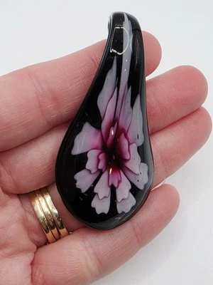 Colgante de vidrio artístico púrpura oscuro con flor púrpura claro paca de vidrio de 2,25" Foto 1 de 4