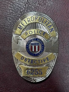Movie Prop Replica Badge Silver Gold Unique Numbers (1) Metropolitan Detective - Picture 1 of 12