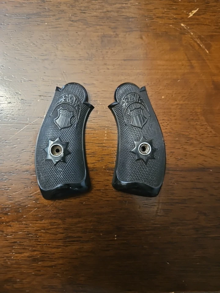 Empuñaduras de fábrica para revólver de ruptura superior Wadsworth 1901 Foto 1 de 4