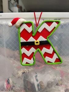 Hobby Lobby Buchstabe K Weihnachtsmütze Harz Weihnachtsschmuck rot weiß grün Chevron - Bild 1 von 4