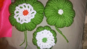 Handgefertigte gestrickte Puffy Blume in grün und weiß, ideal für Haus/Auto Dekoration - Bild 1 von 4