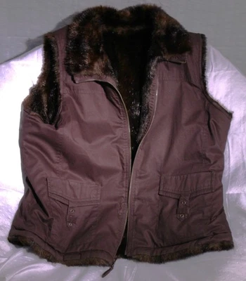 Jaqueta colete utilitário Old Navy reversível forrada de pele sintética marrom feminina GG - Imagem 1 de 4