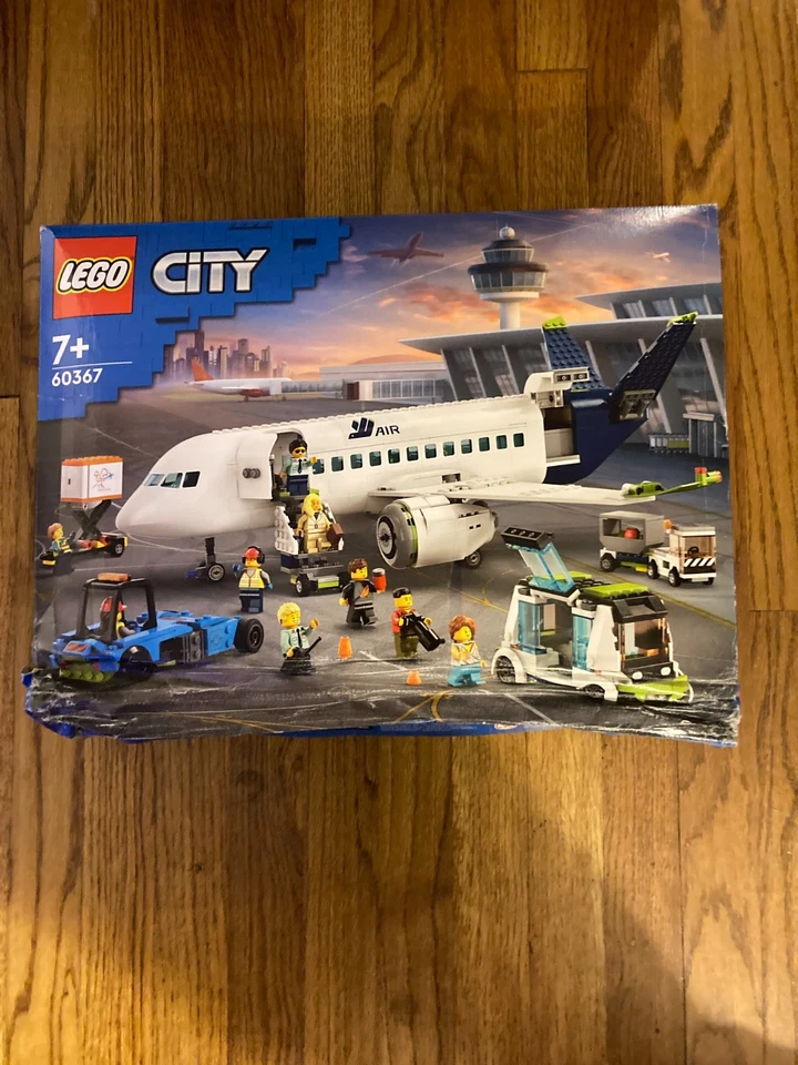 LEGO® City 60367 avión de pasajeros - nuevo pero la caja es un desastre Foto 1 de 4