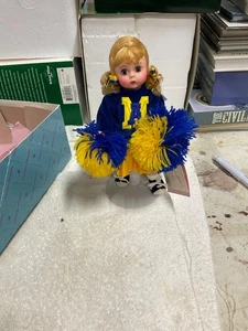 Vintage Madame Alexander 1992 Cheerleader #324 königsblau & gold Bommel mit Etikett - Bild 1 von 7