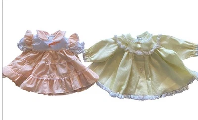 Vestido de bebé Bryan de colección amarillo pastel puro punto suizo en capas y melocotón. Foto 1 de 4